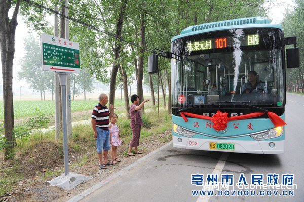 村民在站臺等候上車.jpg