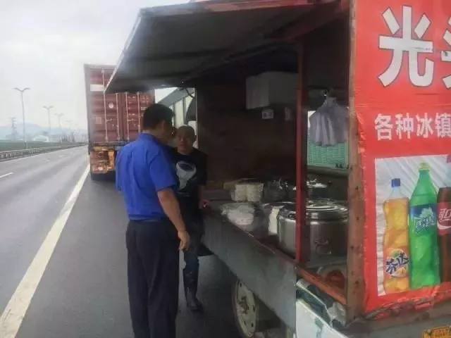 男子國慶上高速賣25元的盒飯 還沒開始賣就被查