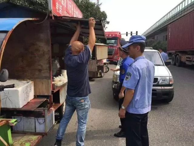 男子國慶上高速賣25元的盒飯 還沒開始賣就被查