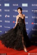 2018芭莎明星慈善夜紅毯 佟麗婭紅唇欲滴美到飛起
