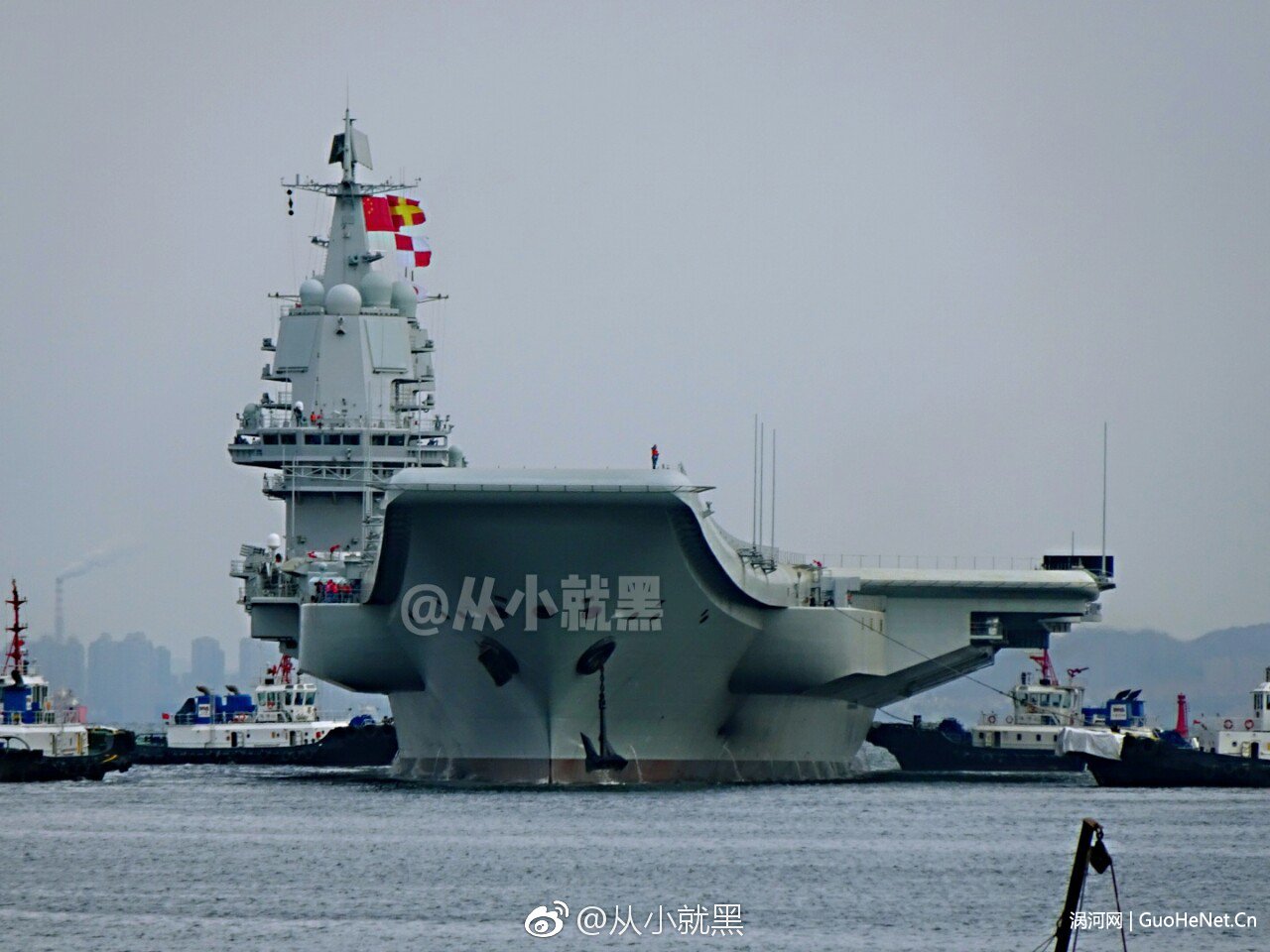 中國首艘國產(chǎn)航母今啟第三次海試 保障船隨同出海