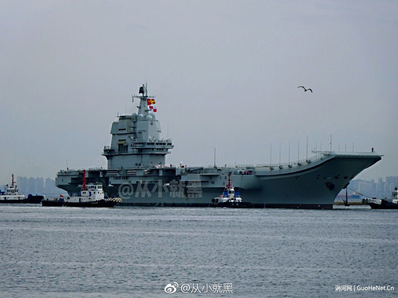 中國首艘國產(chǎn)航母今啟第三次海試 保障船隨同出海