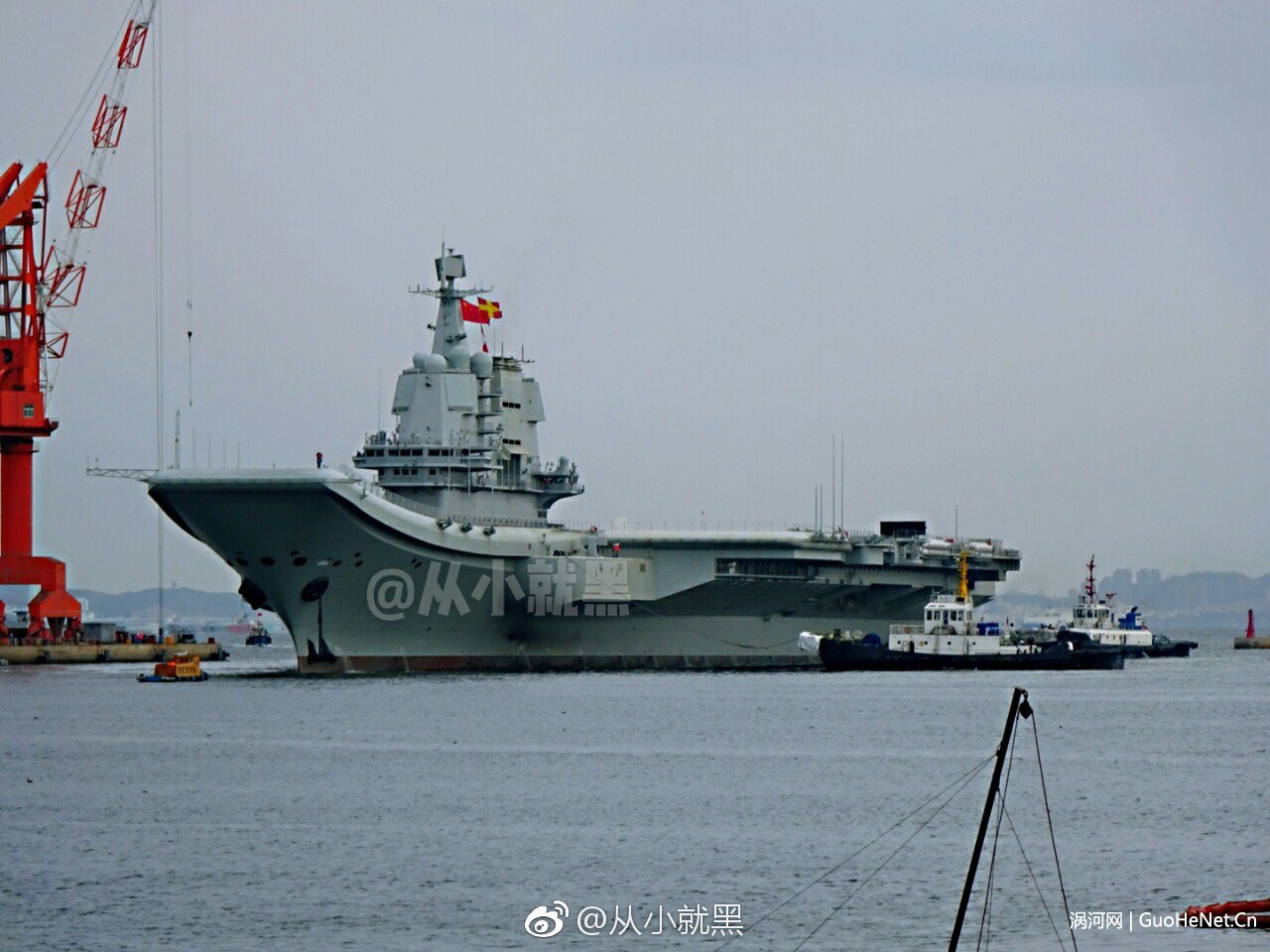 中國首艘國產(chǎn)航母今啟第三次海試 保障船隨同出海