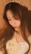 長(zhǎng)發(fā)美女溫婉動(dòng)人居家寫真圖片
