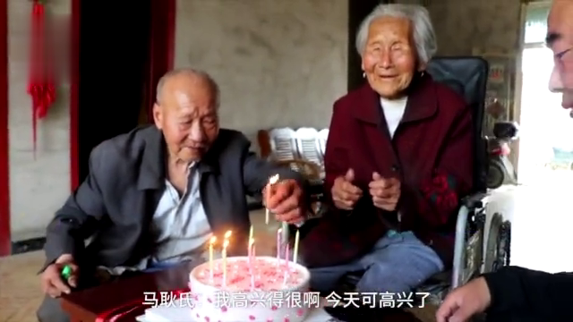 陪你變老！78歲兒給110歲媽過母親節(jié) 請她喝酒吃肉