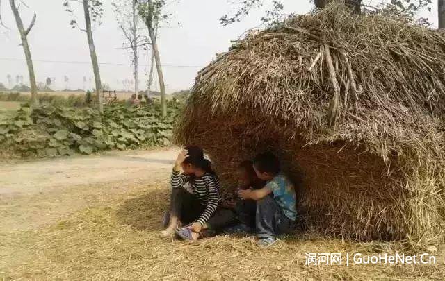  麥秸垛，青麥芽，大石磙，雨后初晴的鄉(xiāng)村景象，像一幅寧?kù)o溫馨的畫。  冬日里，躺在麥秸垛上曬太陽(yáng)、打盹，整個(gè)人暖洋洋懶洋洋，時(shí)光緩慢又悠長(zhǎng)…… 好的麥秸垛，必須是有角有楞，規(guī)規(guī)矩矩，一看就很漂亮。  曾經(jīng)的麥秸垛，散落在村子的麥場(chǎng)上，煞是漂亮。那是鄉(xiāng)村的一道風(fēng)景線，也是我們記憶中最美的風(fēng)景。  