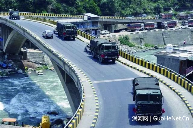 印度增兵中印邊境 大批軍車火炮沿高速公路行進(jìn)